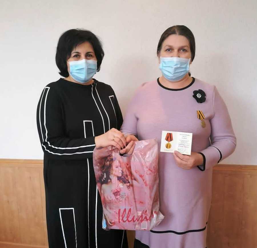 МНОГОДЕТНУЮ МАМУ ИЗ РУЗАЕВКИ НАГРАДИЛИ МЕДАЛЬЮ «ДОЧЕРЯМ ОТЧИЗНЫ»