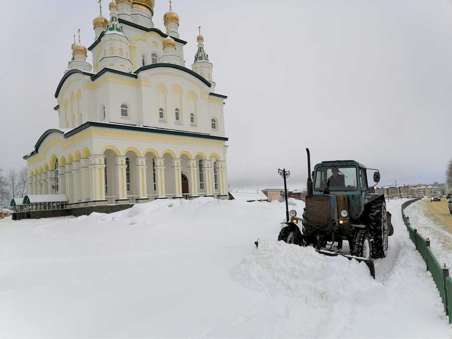 СНЕГ УБИРАЮТ В ТРИ СМЕНЫ