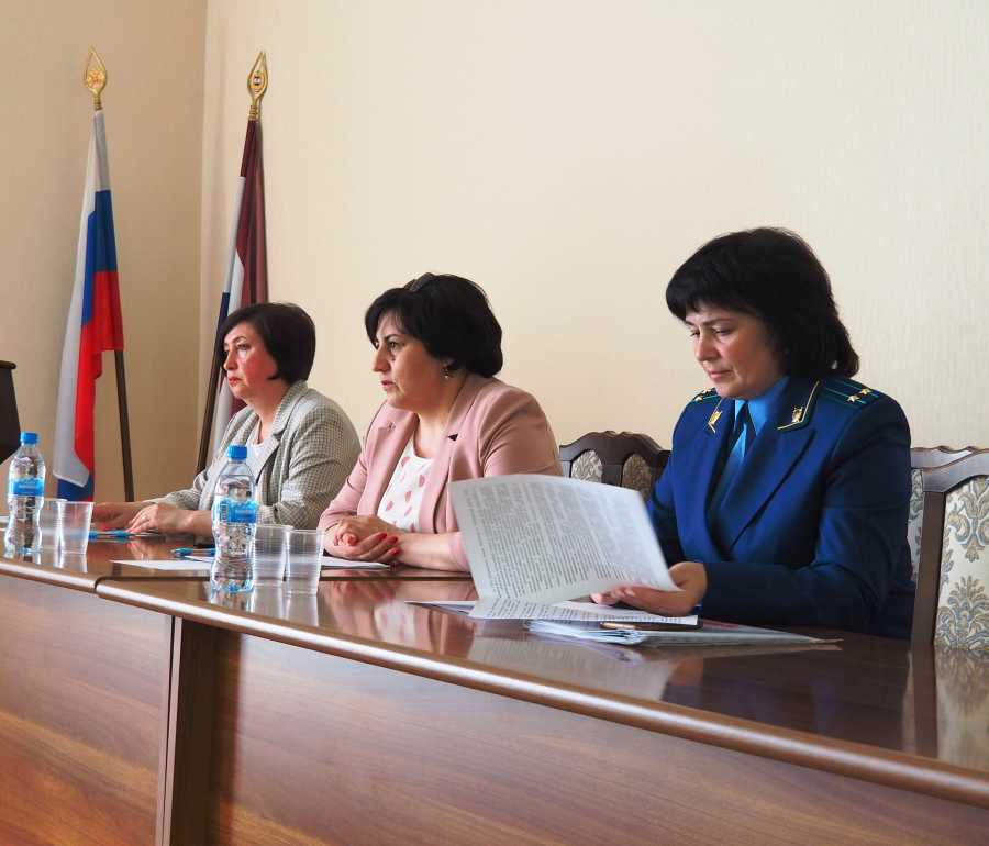 В РУЗАЕВКЕ ОБСУДИЛИ ВОПРОСЫ ОРГАНИЗАЦИИ ЛЕТНЕГО ОТДЫХА И ЗАНЯТОСТИ ДЕТЕЙ