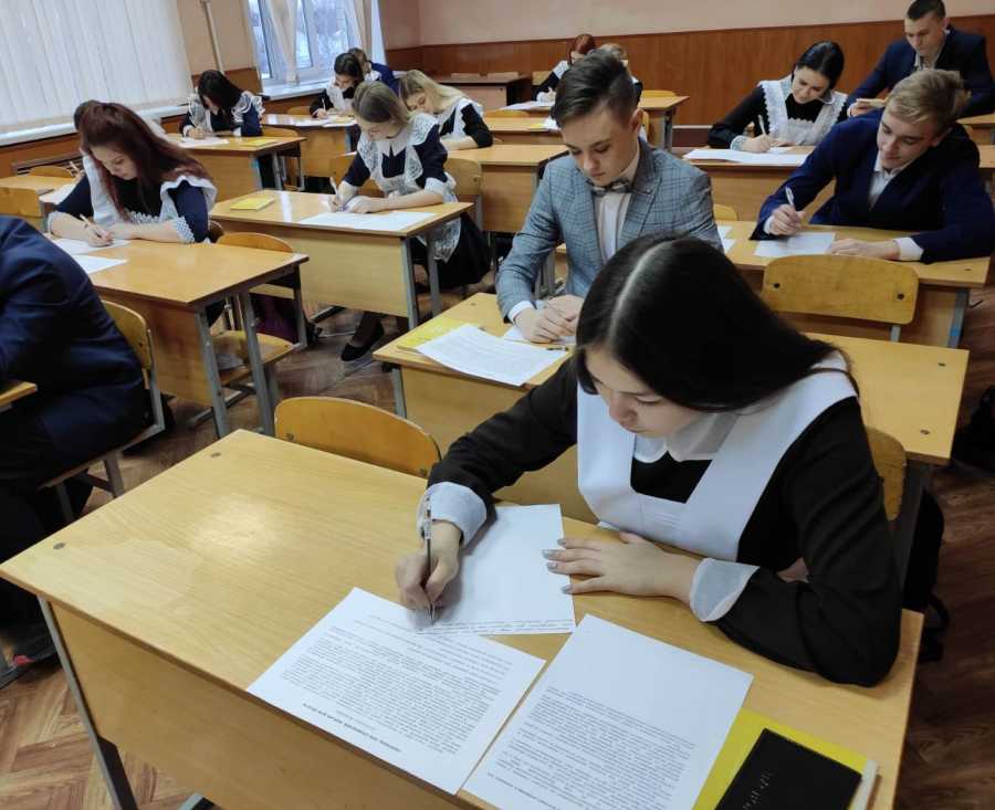 ОДИННАДЦАТИКЛАССНИКИ НАПИСАЛИ ИТОГОВОЕ СОЧИНЕНИЕ