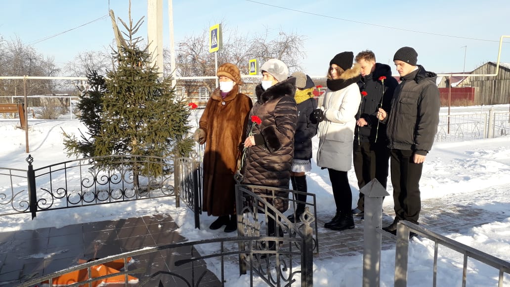 3 декабря - возложение цветов к Памятнику воинам -землякам, погибшим за свободу и независимость нашей Родины, администрацией Хованщинского сельского поселения совместно с Хованщинской СОШ в рамках Всероссийской акции "Никто не забыт", посвященной 75 годовщине Победы и Года Памяти и Славы