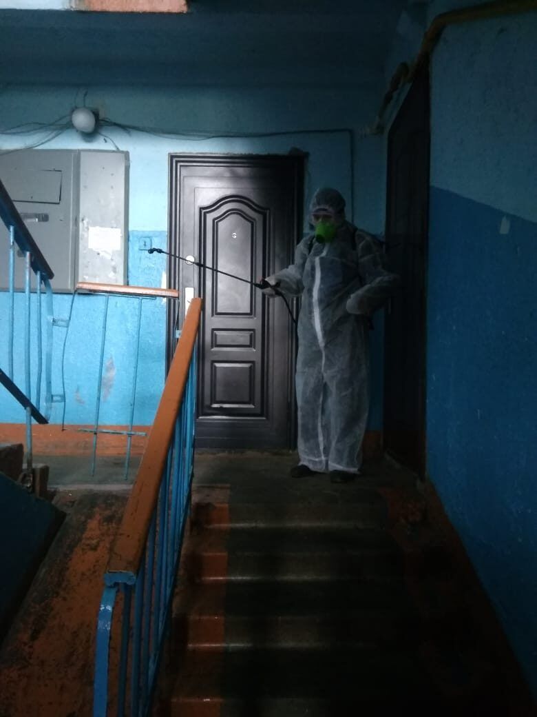 В поселке совхозе "Красное сельцо" сотрудниками ТСЖ "Красносельцовское" ежедневно проводится дезинфекция входных групп, подъездов, лестничных площадок и поверхностей общего доступа в многоквартирных домах..