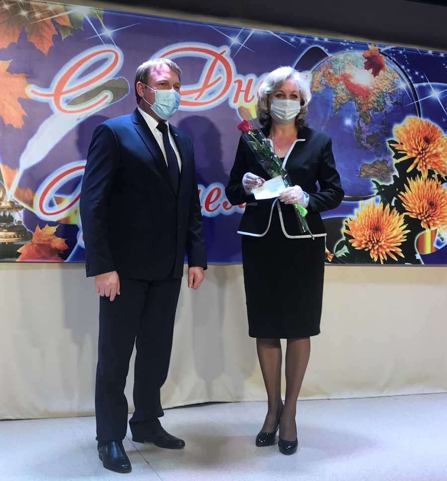 ЛУЧШИМ УЧИТЕЛЯМ ВРУЧИЛИ НАГРАДЫ