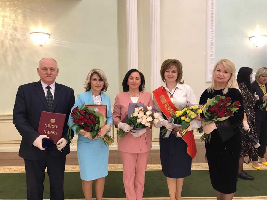 РУЗАЕВСКИХ ПЕДАГОГОВ НАГРАДИЛ ГЛАВА РЕСПУБЛИКИ