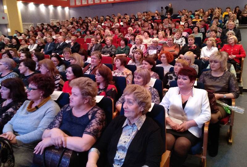 В КАНУН 8 МАРТА ДЛЯ ЖЕНЩИН ЦВЕТЫ И КОМПЛИМЕНТЫ