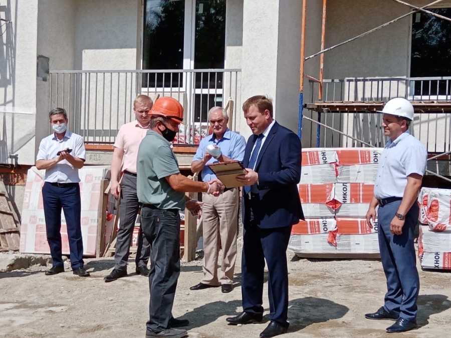 Накануне Дня строителя, представителей самой созидательной профессии поздравил глава района Александр Сайгачев