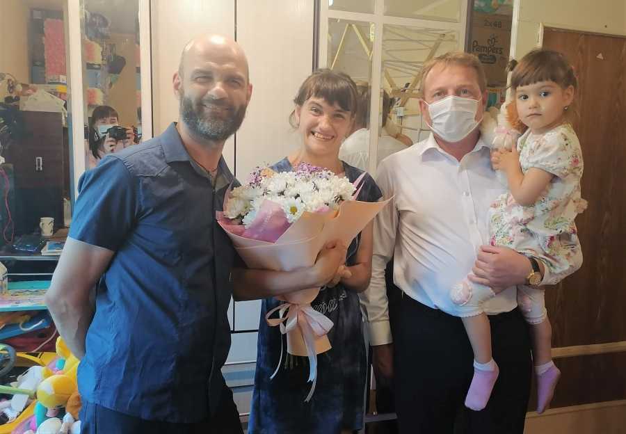 АЛЕКСАНДР САЙГАЧЕВ ПОЗДРАВИЛ СЕМЬЮ ЛАБУТИНЫХ С ПРАЗДНИКОМ