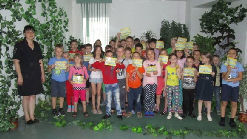 СОТРУДНИКИ ГОСАВТОИНСПЕКЦИИ НАПОМНИЛИ ДЕТЯМ ПРАВИЛА ДОРОЖНОГО ДВИЖЕНИЯ