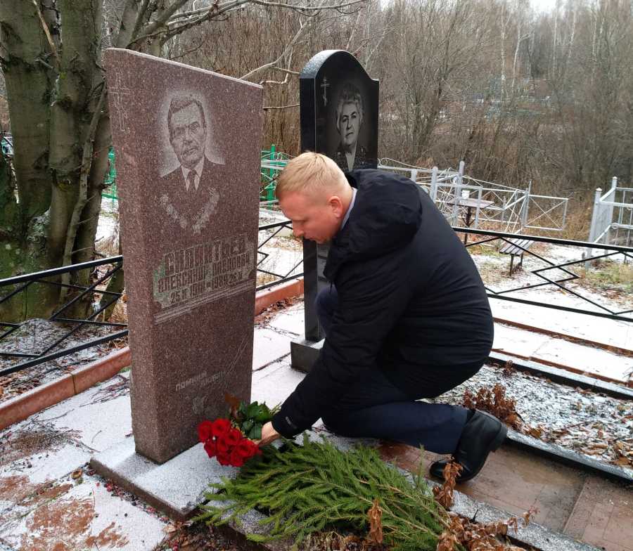 АЛЕКСЕЙ ДОМНИН ВОЗЛОЖИЛ ЦВЕТЫ К МОГИЛЕ ГЕРОЯ