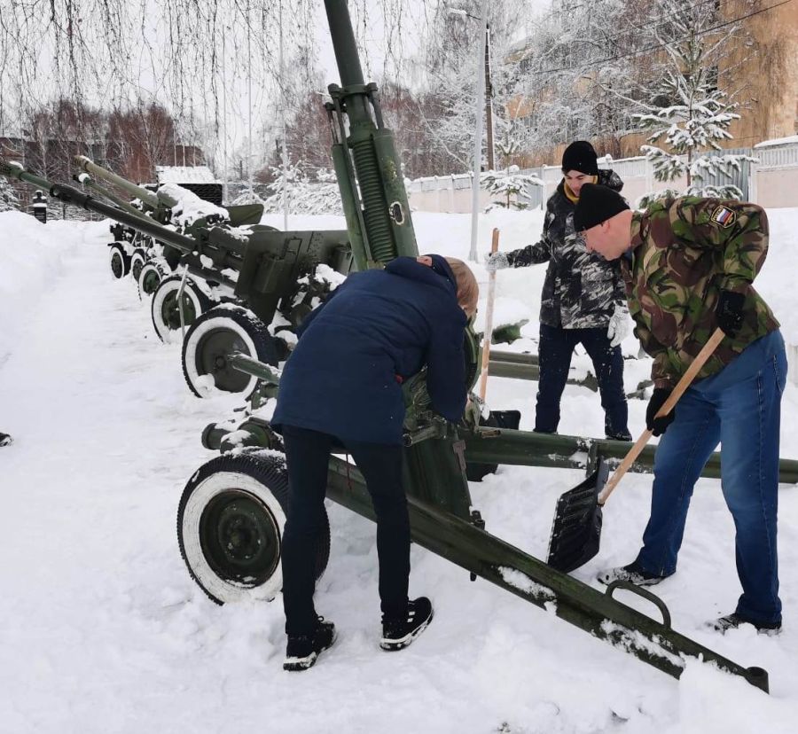 МОЛОДЕЖНЫЙ "СНЕЖНЫЙ ДЕСАНТ" ПРИВЕЛ В ПОРЯДОК ТЕРРИТОРИЮ МУЗЕЯ ВОЕННОЙ ТЕХНИКИ ПОД ОТКРЫТЫМ НЕБОМ