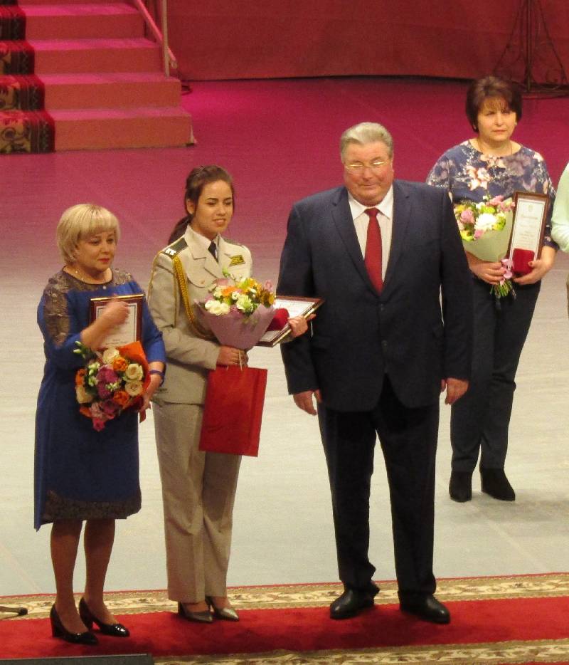 В КАНУН ПРАЗДНИКА – ЗАСЛУЖЕННЫЕ НАГРАДЫ