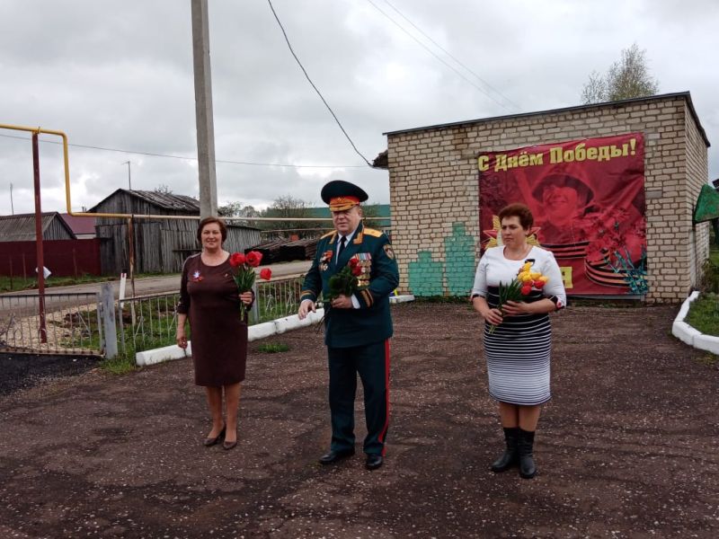 В возложении цветов к «Памятнику воинам - землякам, погибшим за свободу и независимость нашей Родины», 9 мая приняли участие: Глава Рузаевского муниципального района В.Ю. Кормилицын, Глава Хованщинского сельского поселения Н.И.Романова, директор Хованщинской средней общеобразовательной школы С.А. Резяпкина