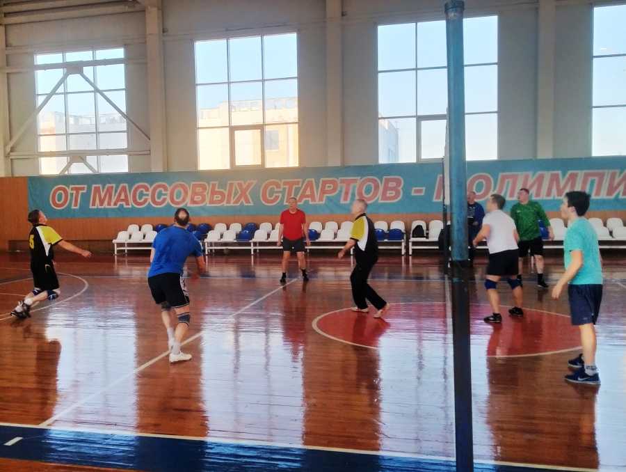 В ВОЛЕЙБОЛЬНОМ ТУРНИРЕ СРЕДИ ЖЕЛЕЗНОДОРОЖНИКОВ ПОБЕДУ ОДЕРЖАЛИ ВЕТЕРАНЫ