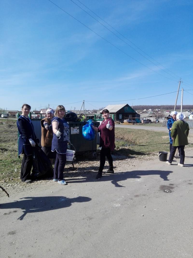 "26 апреля работники Тат-Пишлинской администрации, клуба и библиотеки сообща потрудились на субботнике на благо родного села"