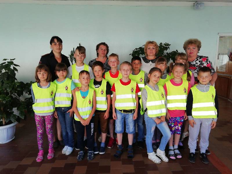 В ПРИШКОЛЬНОМ ЛАГЕРЕ СОТРУДНИКИ ГОСАВТОИНСПЕКЦИИ НАПОМНИЛИ ДЕТЯМ О ПРАВИЛАХ ДОРОЖНОГО ДВИЖЕНИЯ