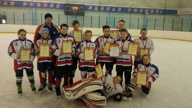 СОРЕВНУЮТСЯ ХОККЕИСТЫ