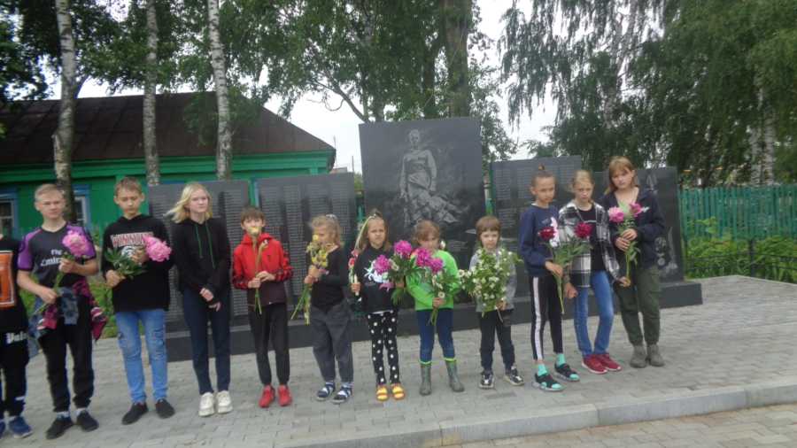 Возложение цветов к памятнику погибшим воинам в годы Великой Отечественной войны  в  с. Болдово