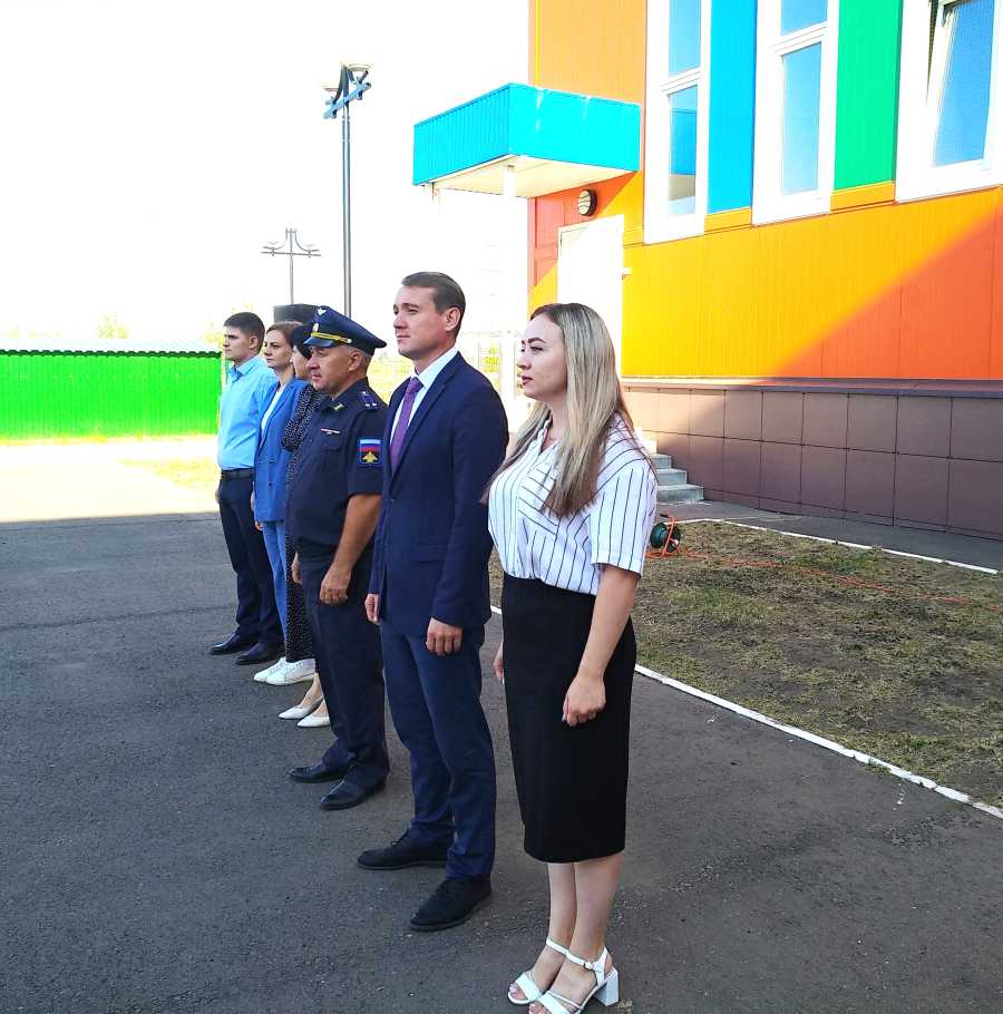 В РУЗАЕВКЕ В ДЕНЬ ГОСУДАРСТВЕННОГО ФЛАГА РОССИЙСКОЙ ФЕДЕРАЦИИ ТОРЖЕСТВЕННО ПОДНЯЛИ ТРИКОЛОР У ШКОЛЫ №12