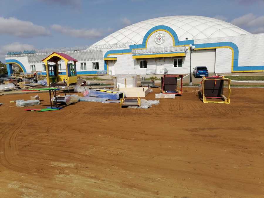 НА ПЛОЩАДИ ТЫСЯЧЕЛЕТИЯ УСТАНАВЛИВАЮТ ДЕТСКИЕ КОМПЛЕКСЫ