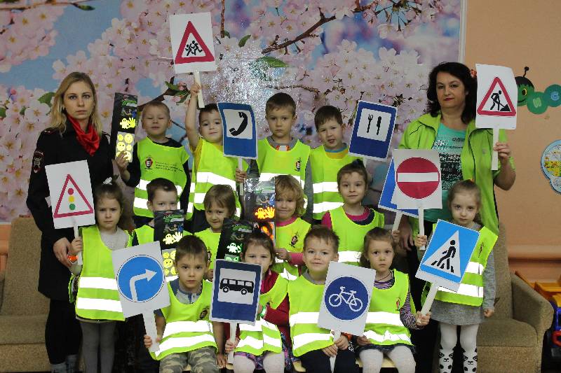 СОТРУДНИКИ ГИБДД ВСТРЕТИЛИСЬ С ВОСПИТАННИКАМИ ДЕТСКОГО САДА