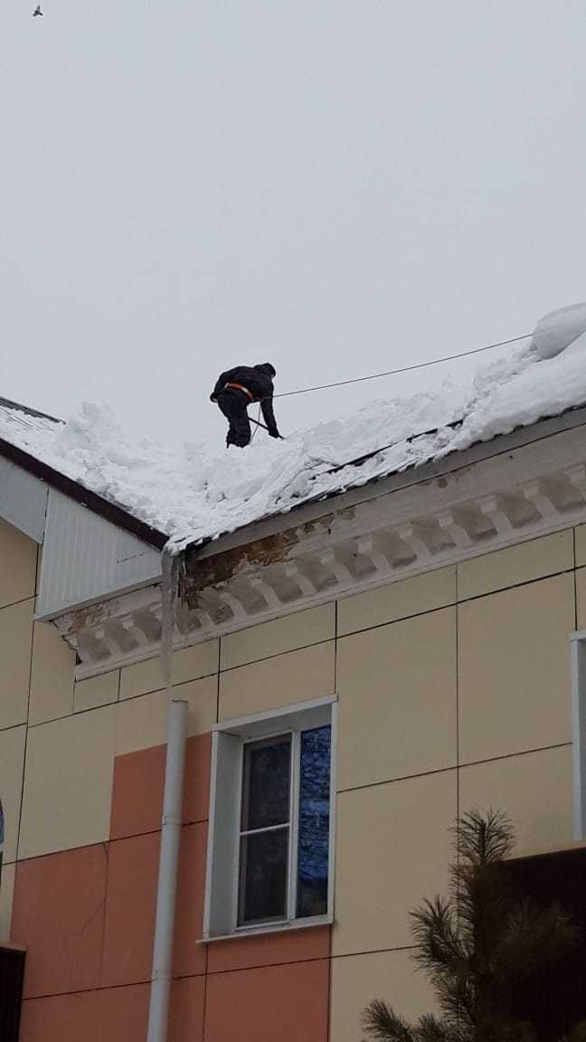 ГЛАВА РАЙОНА ПОРУЧИЛ УСИЛИТЬ РАБОТУ ПО УБОРКЕ СНЕГА И НАЛЕДИ С КРЫШ