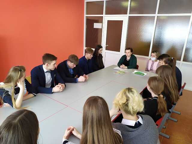 25.02.2021 год в Точке роста МБОУ "Красносельцовская СОШ" состоялся информационный семинар со старшеклассниками