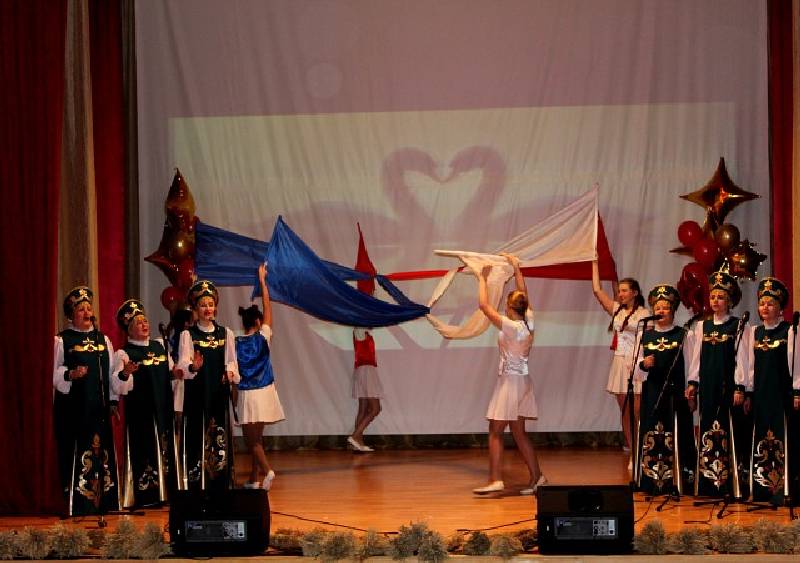 Ежегодно в конце ноября, когда заканчиваются осенне -полевые работы, завершается сбор урожая, в каждом уголке России чествуют работников сельского хозяйства и перерабатывающей промышленности