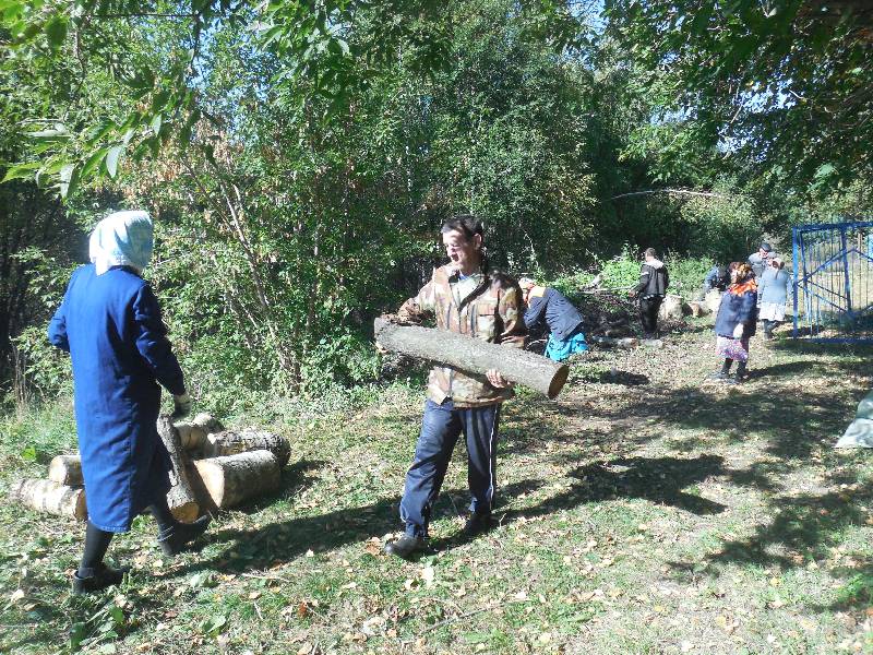 Администрация Сузгарьевского сельского поселения уделяет много внимания благоустройству территории кладбища.