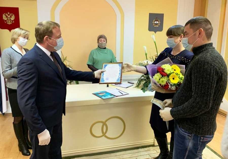 СЕГОДНЯ В РУЗАЕВКЕ ЧЕСТВОВАЛИ СЕМЬЮ ПЕРВОГО НОВОРОЖДЕННОГО 2021 ГОДА