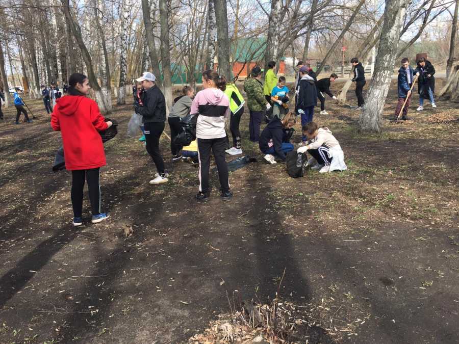 24 апреля в рамках Всероссийского субботника и 5 летнего юбилея программы " Формирование комфортной городской среды" жители поселка совхоза "Красное сельцо" приняли активное участие в данном мероприятии