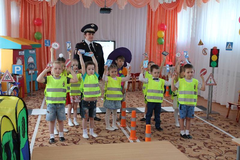 С ДОШКОЛЬНИКАМИ ПРОВЕДЕНО ПРОФИЛАКТИЧЕСКОЕ МЕРОПРИЯТИЕ  «ЗАСВЕТИСЬ В ТЕМНОТЕ, СТАНЬ ЗАМЕТНЕЙ НА ДОРОГЕ»