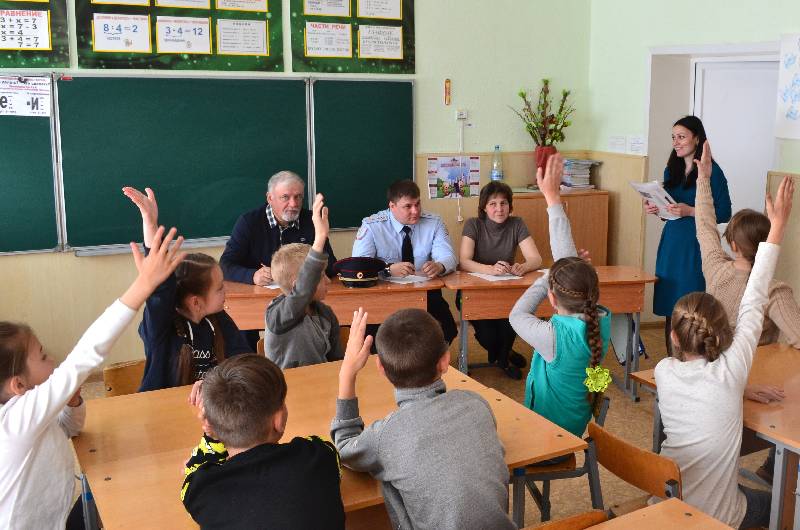 В преддверии празднования Дня защиты детей транспортные полицейские Рузаевки поздравили воспитанников подшефных учебных учреждений